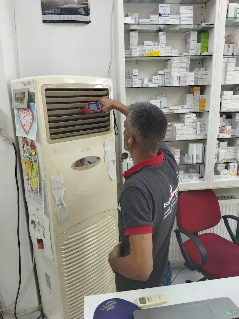 İşyerinde salon tipi klimanın bakımı yapılıyor